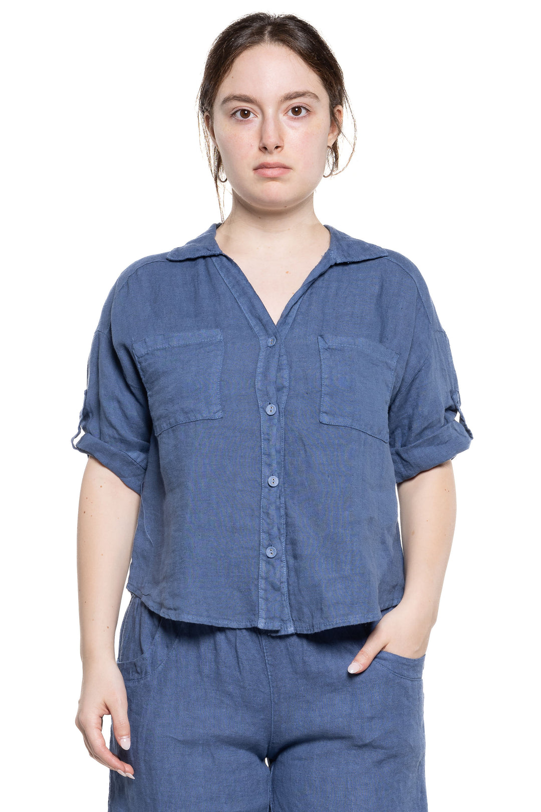 Etern Elle Summer 2024 As a linen blouse, this versatile and lightweight piece is perfect for the upcoming season. The front buttons, patch pockets and open classic collar add functionality and style.