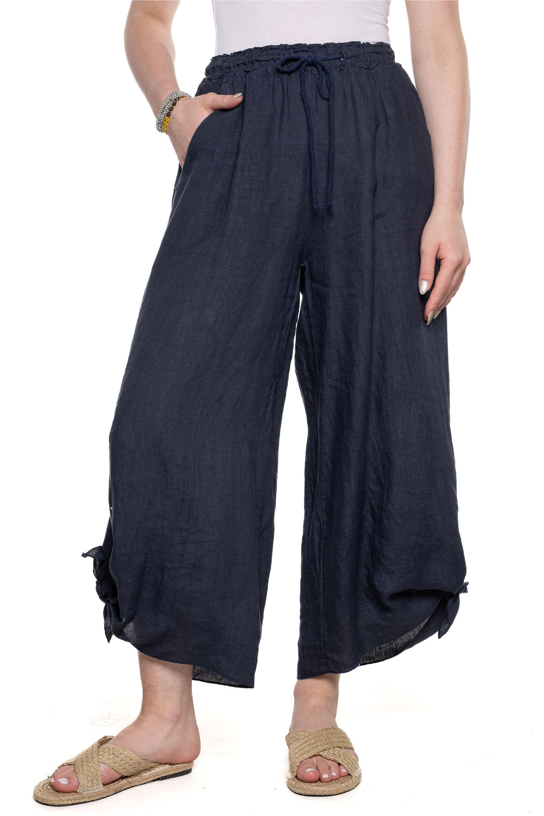 Etern Elle Summer 2024 Crafted from lightweight linen, these pants feature a loose hem, front pockets and a balloon silhouette for a classic look.