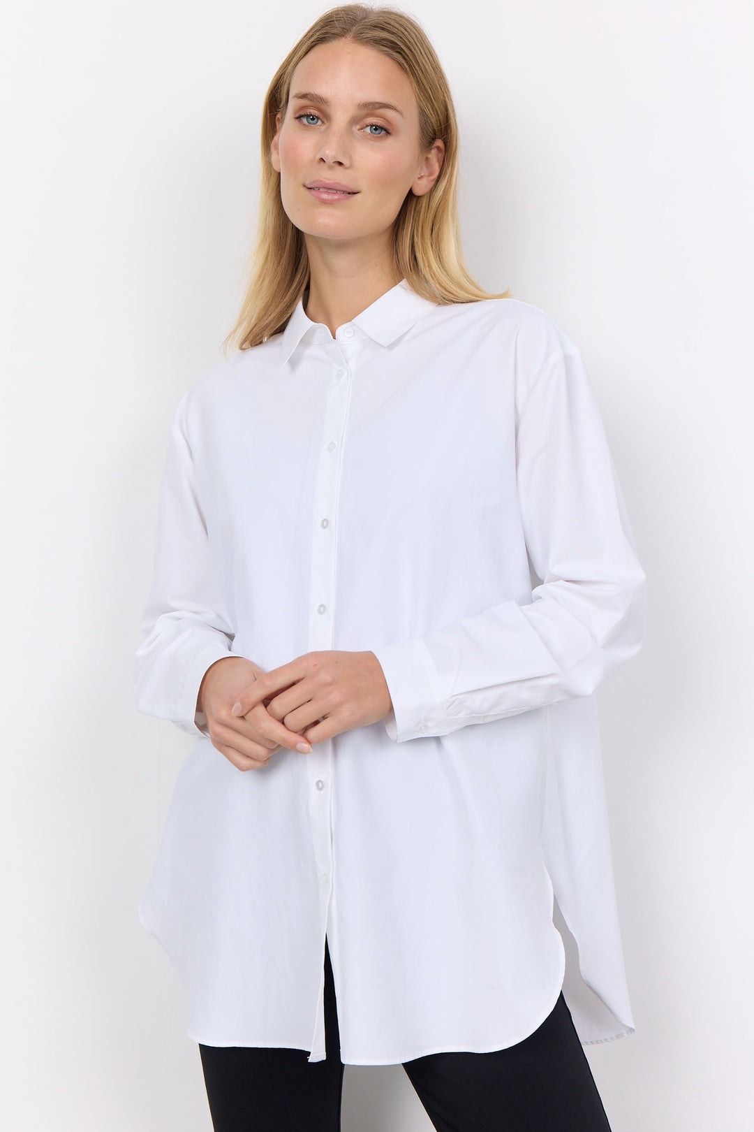 This blouse shirt offers a classic, relaxed fit and is made with eco-friendly cotton for a free-flowing, chic look. 