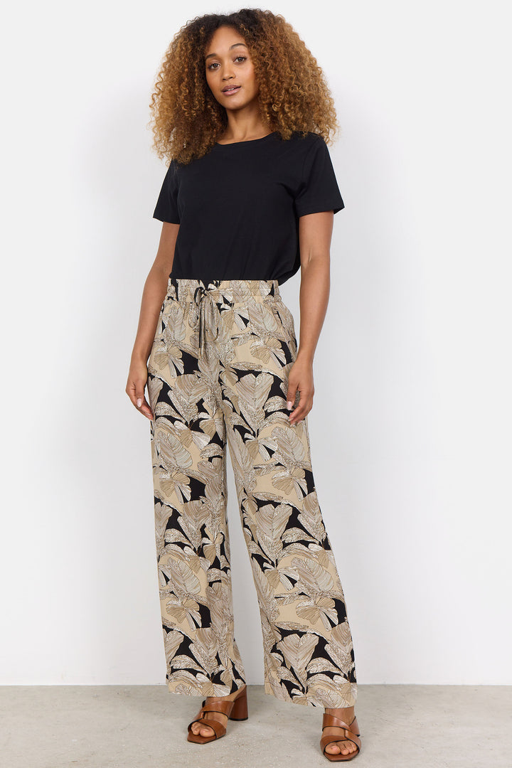 Expertly crafted with a regular waist and adjustable drawstring for the perfect fit, our Leaf Print Pant offers a looser fit and full length for ultimate comfort. 