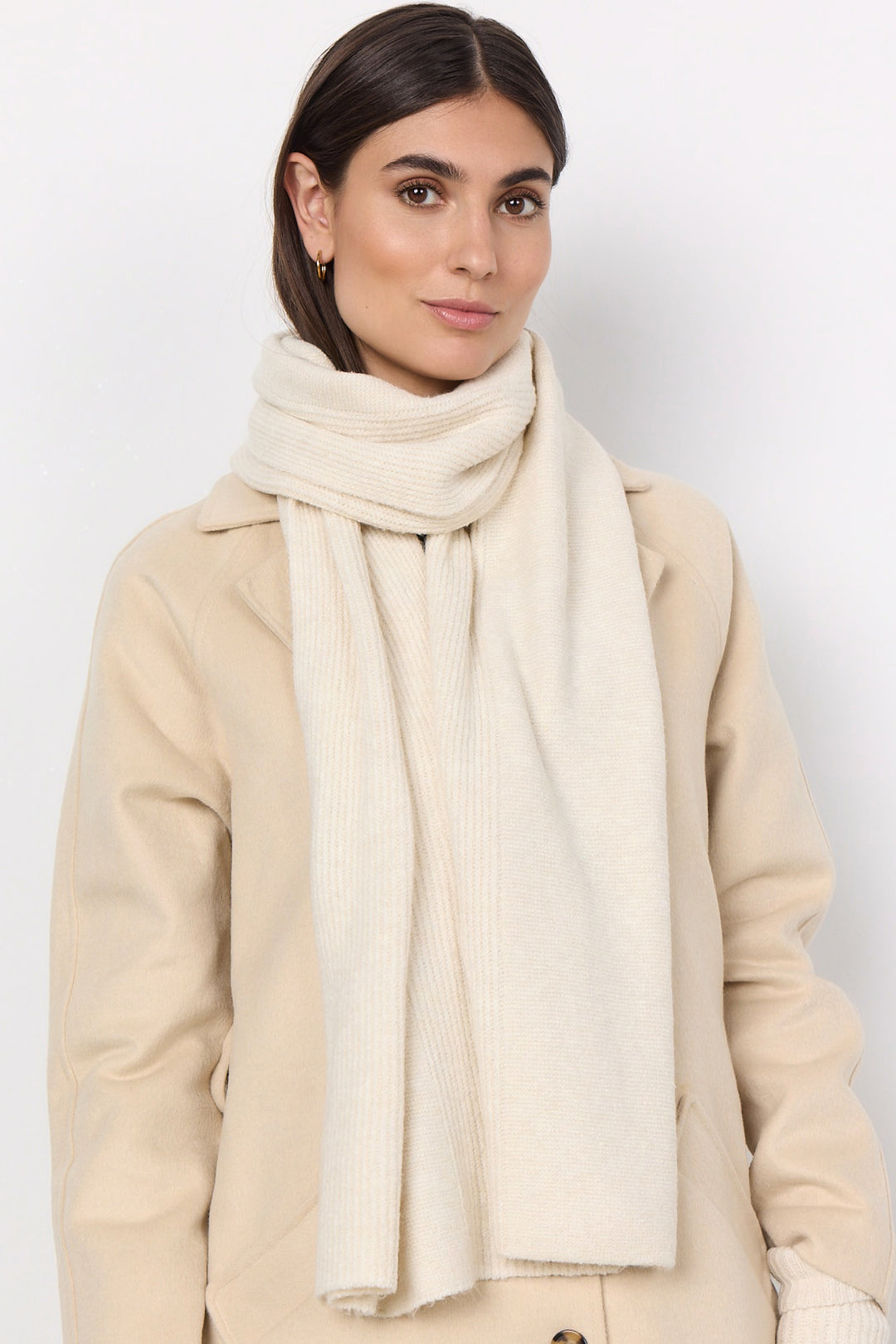This rectangular scarf features classic fall colours of black & cream to perfectly complement your look. The unique ribknitted pattern design adds a modern and elegant touch to any ensemble. 