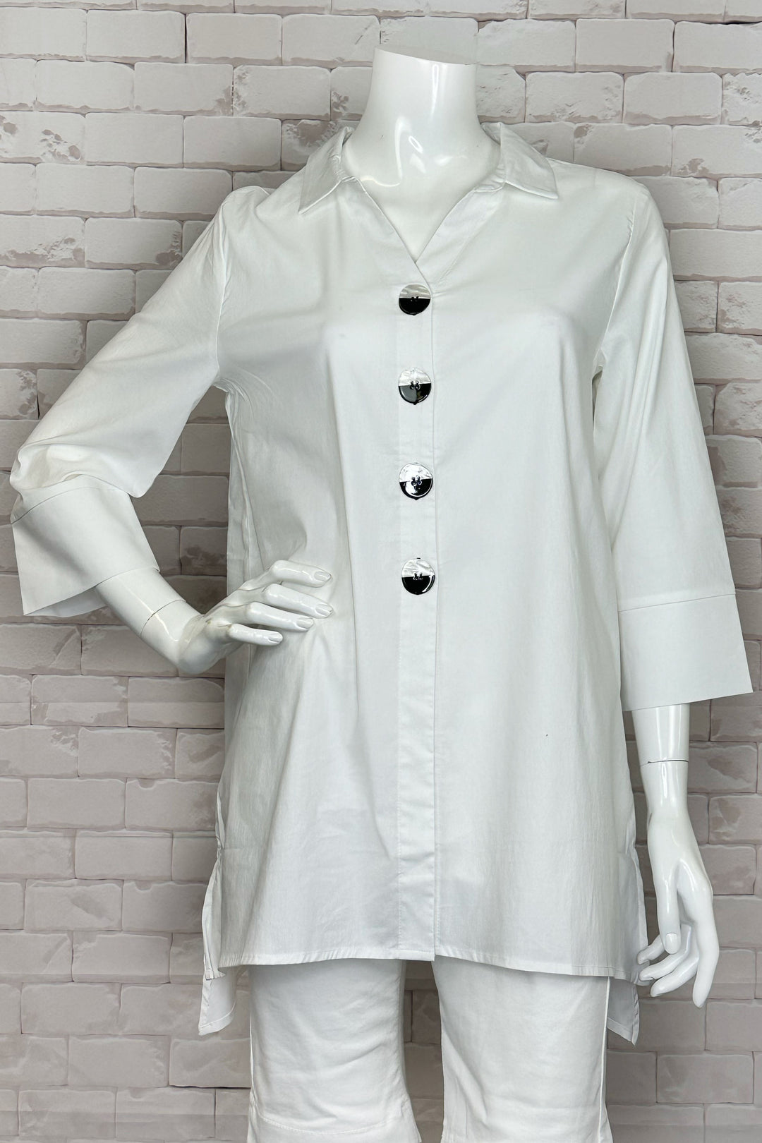 Ever Sassy Spring 2024 It features an A-line silhouette, three-quarter cuffed sleeves, classic collar, 4 silver front buttons and asymmetrical hem.