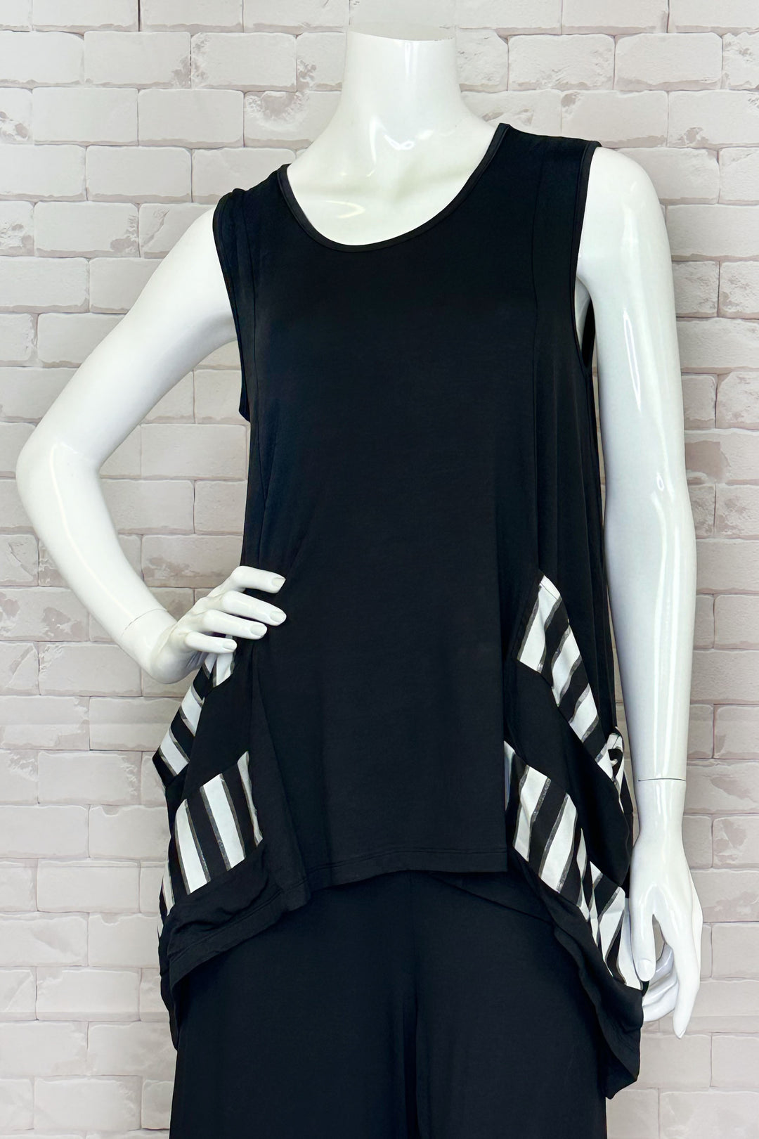 Ever Sassy Spring 2024 Tailored in a relaxed fit using a blend of light and breathable fabrics, this sleeveless tunic features a high-low hemline and large front pockets.