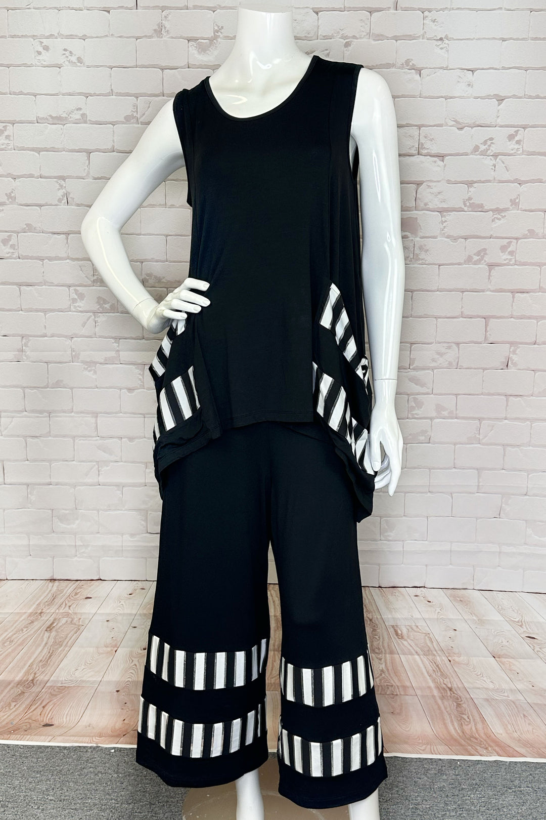Ever Sassy Spring 2024 Designed by Ever Sassy the Be A Star Crop Pant is a relaxed-fitting pant made of soft and stretch fabrics, boasting a wide leg, cropped length and pull-on waist with side pockets.