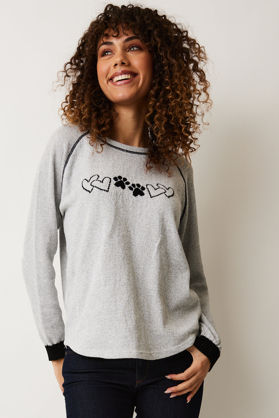 Crafted with 100% cotton and featuring a heart and pew print design, raglan sleeves and a rolled hem, this oh-so-sweet crewneck is sure to turn heads. 