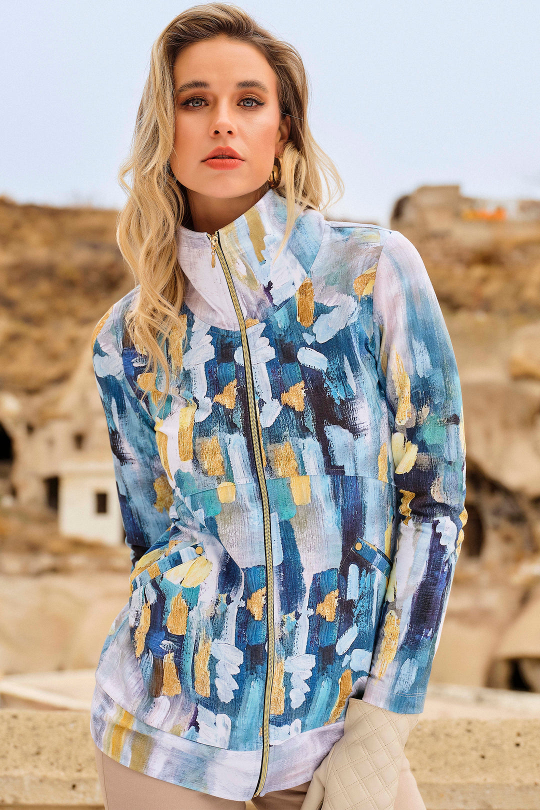 Its lovely watercolour print all-over and high neck provide an attractive look, while the stretchy cotton-blend fabric with front zipper and pockets brings comfort and convenience. 
