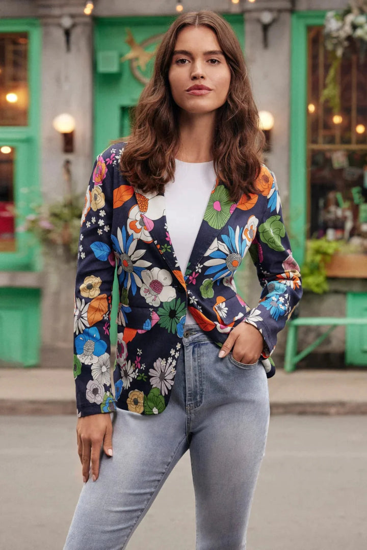 Featuring a printed linen one button design, this blazer not only looks stylish, but also has a fitted look and convenient side pockets.