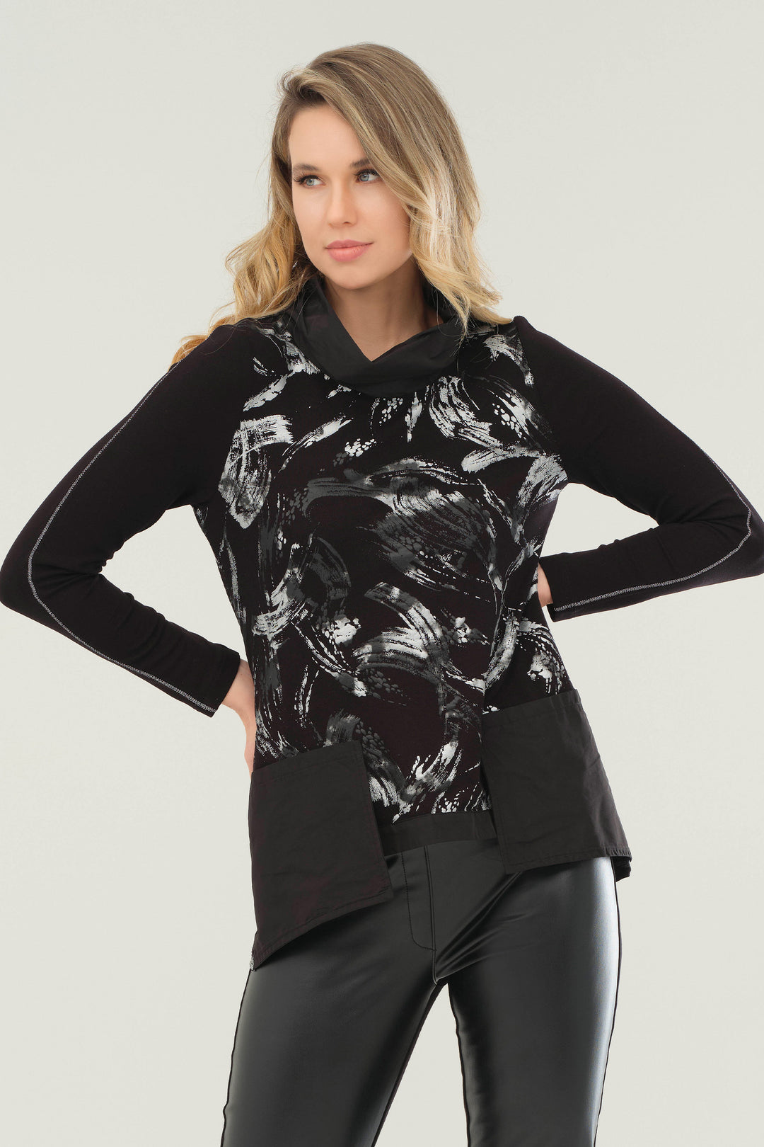 Crafted from an alluring brushstroke motif design, this sharp tunic features waist tie detailing for an adjustable fit.