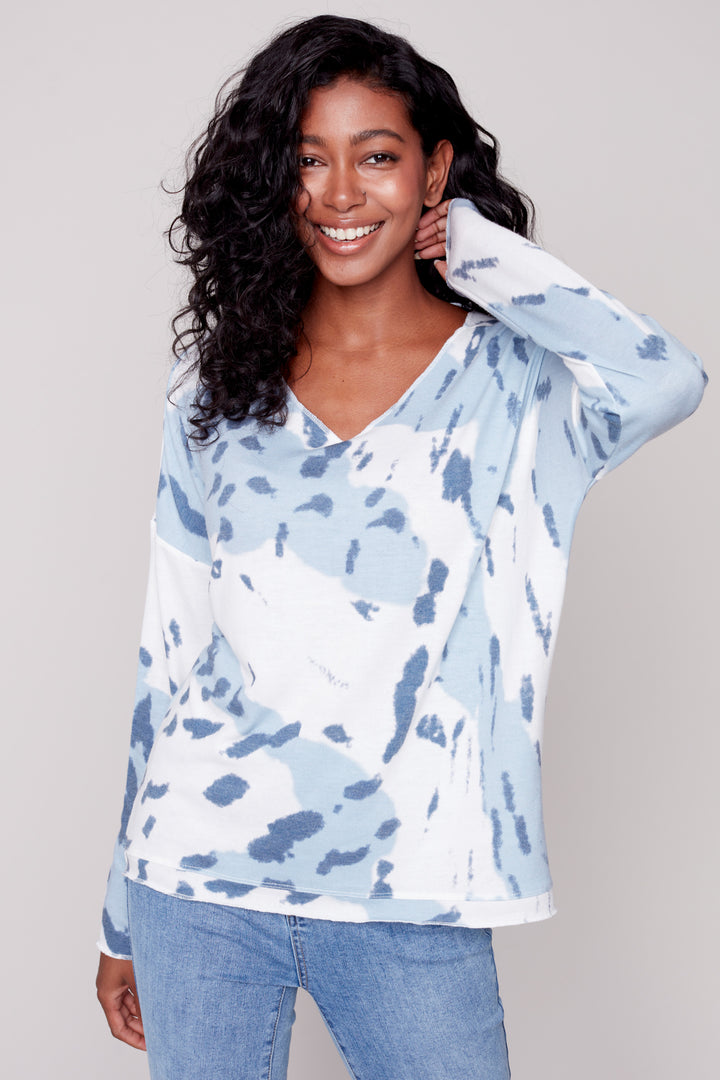 Facing the early fall with confidence and style, the Muted Animal Long Sleeve Top is the perfect choice! Crafted with a printed basic V-neck knit top and drop shoulder in white and denim blue, you'll be ready to take on the adventure with ease. Embark on your journey in style! 