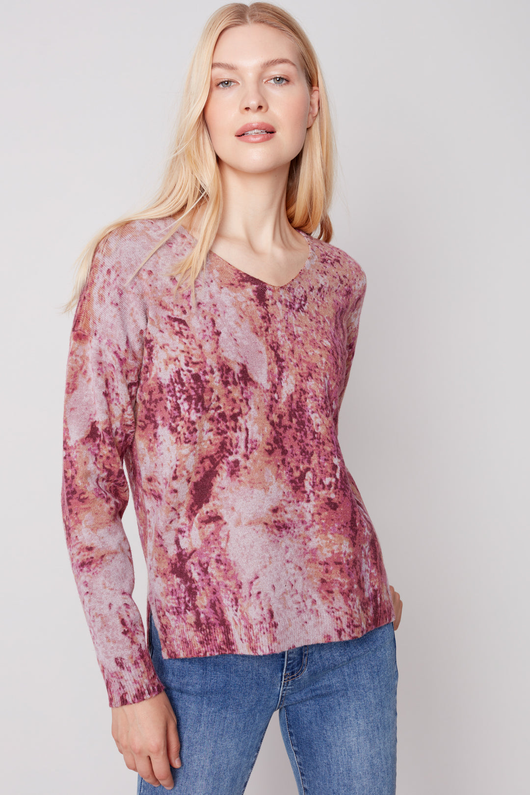 This beautiful printed plush knit v-neck sweater features a stunning speckle print design and plushy drop shoulder details.