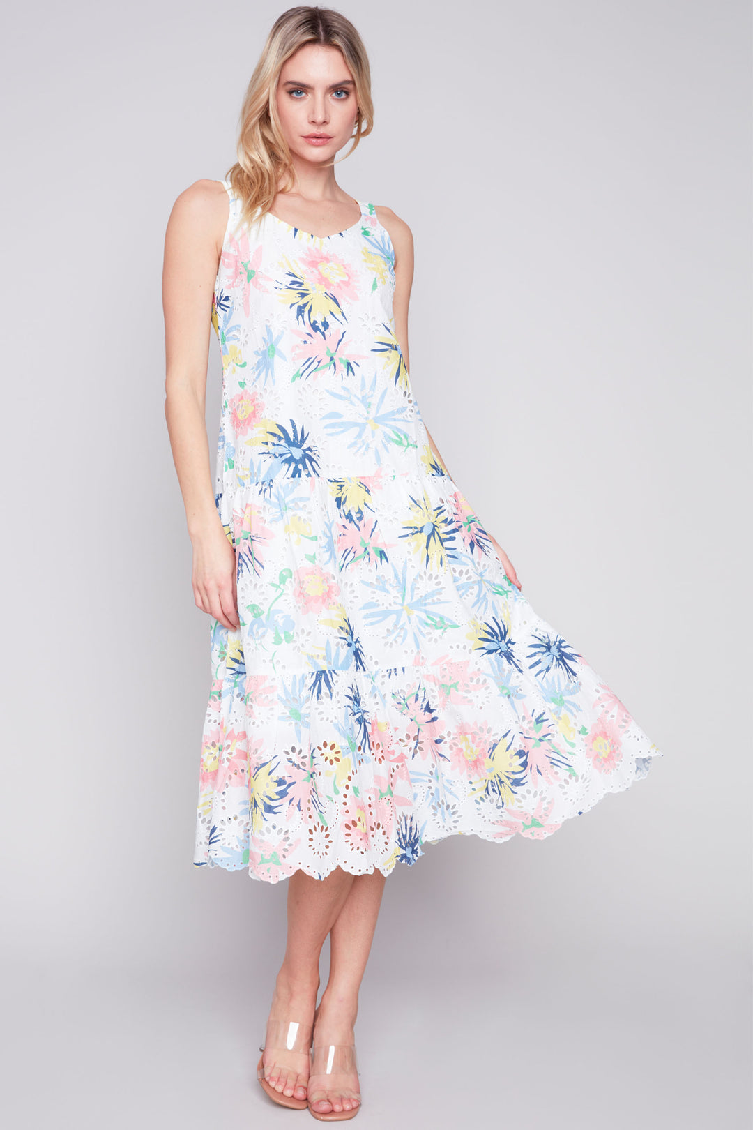 With lovely flowers on a white backdrop print and a fancy tiered hem, this cotton dress is perfect for any spring and summer occasion. 