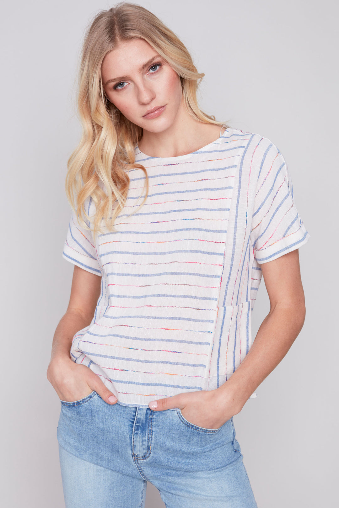 Made with a blend of light fabrics including cotton and linen, this yarn dye top offers a comfortable and breathable fit.