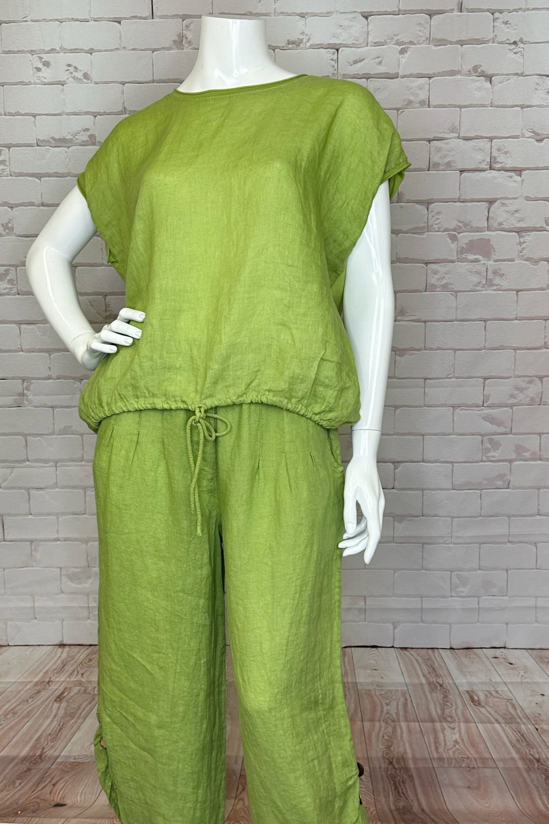 CHERISHH Spring 2024 Made from lightweight linen, it's easy to wear and features a cuffed hem with buttons and front pockets for added convenience. 