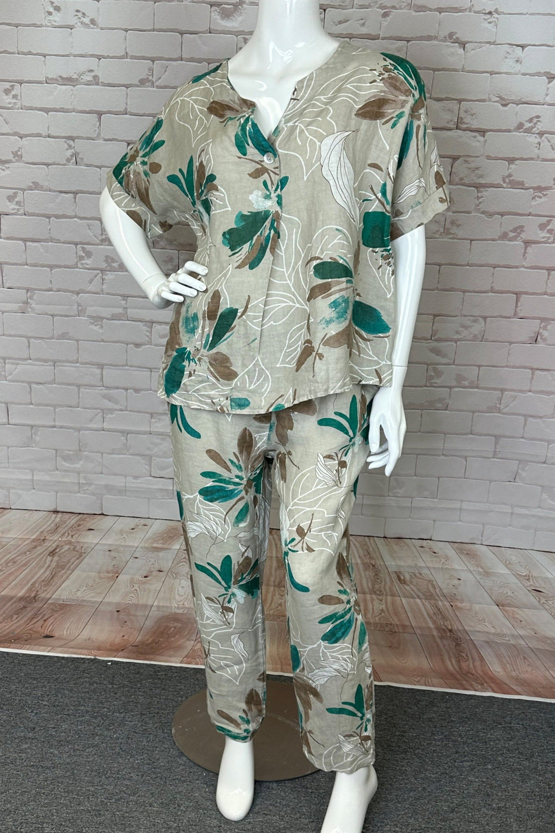 CHERISHH Spring 2024 Crafted with lightweight linen, this pretty floral pant offers an opportunity to stay cool and stylish in warm weather. The straight leg cut eases in comfort, while the elastic waist and side pockets provide a practical finish.