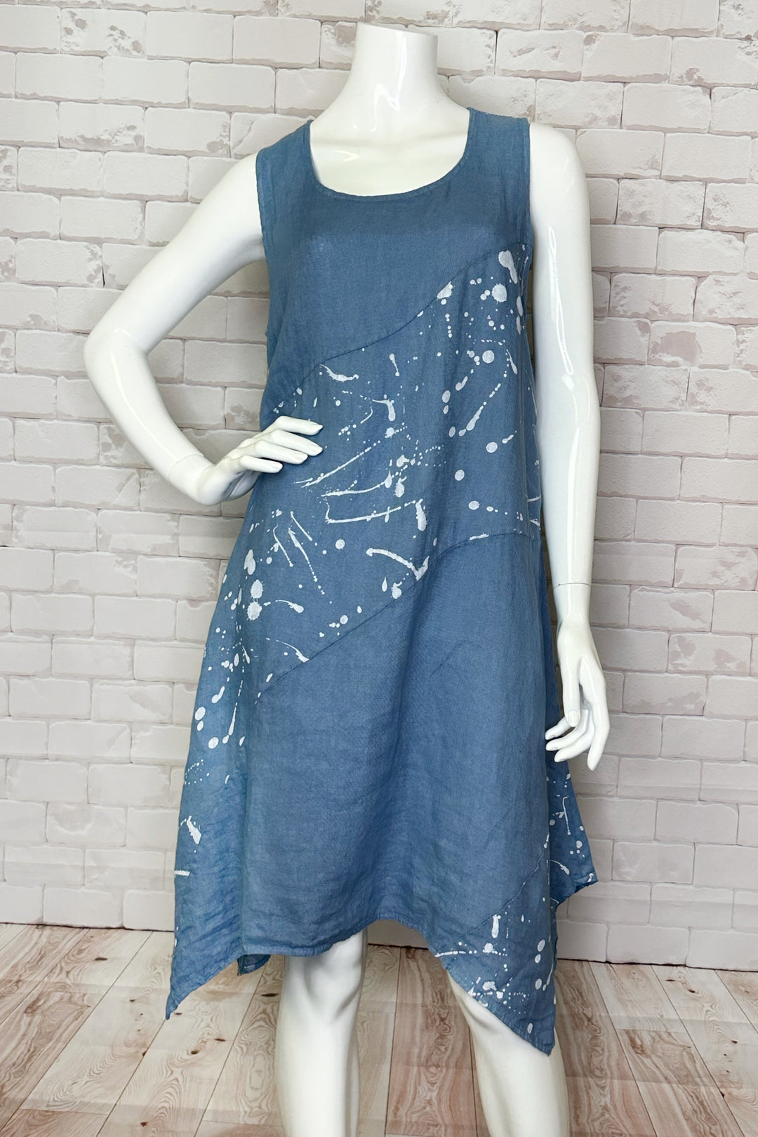 CHERISHH Spring 2024 The pointed edge hem adds a touch of elegance to the playful splatter paint design. Made from lightweight linen, this sleeveless dress features a boat neck and wavy details.