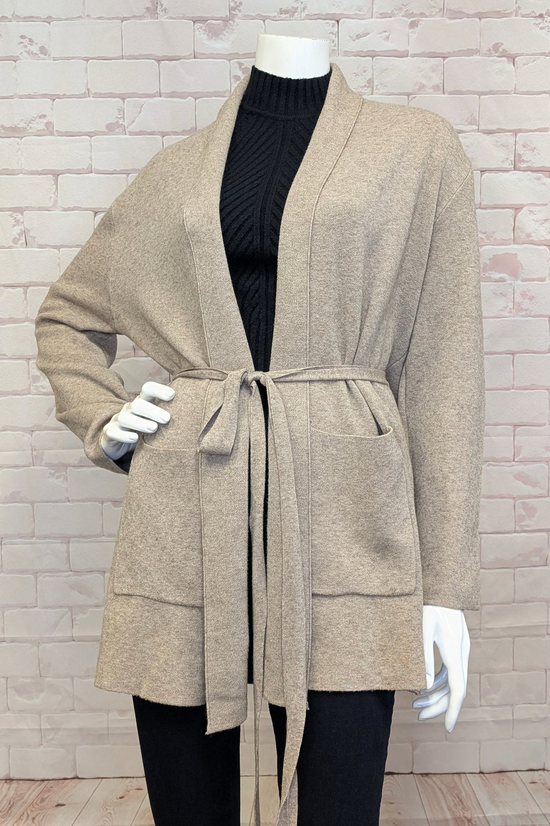 Etern Fall 2025
 This cardigan features a simple sweater fabric design, a soft feel, large front pockets and a light matching fabric belt. Dress it up or down, this open style cardigan is perfect for many fall occasions. 