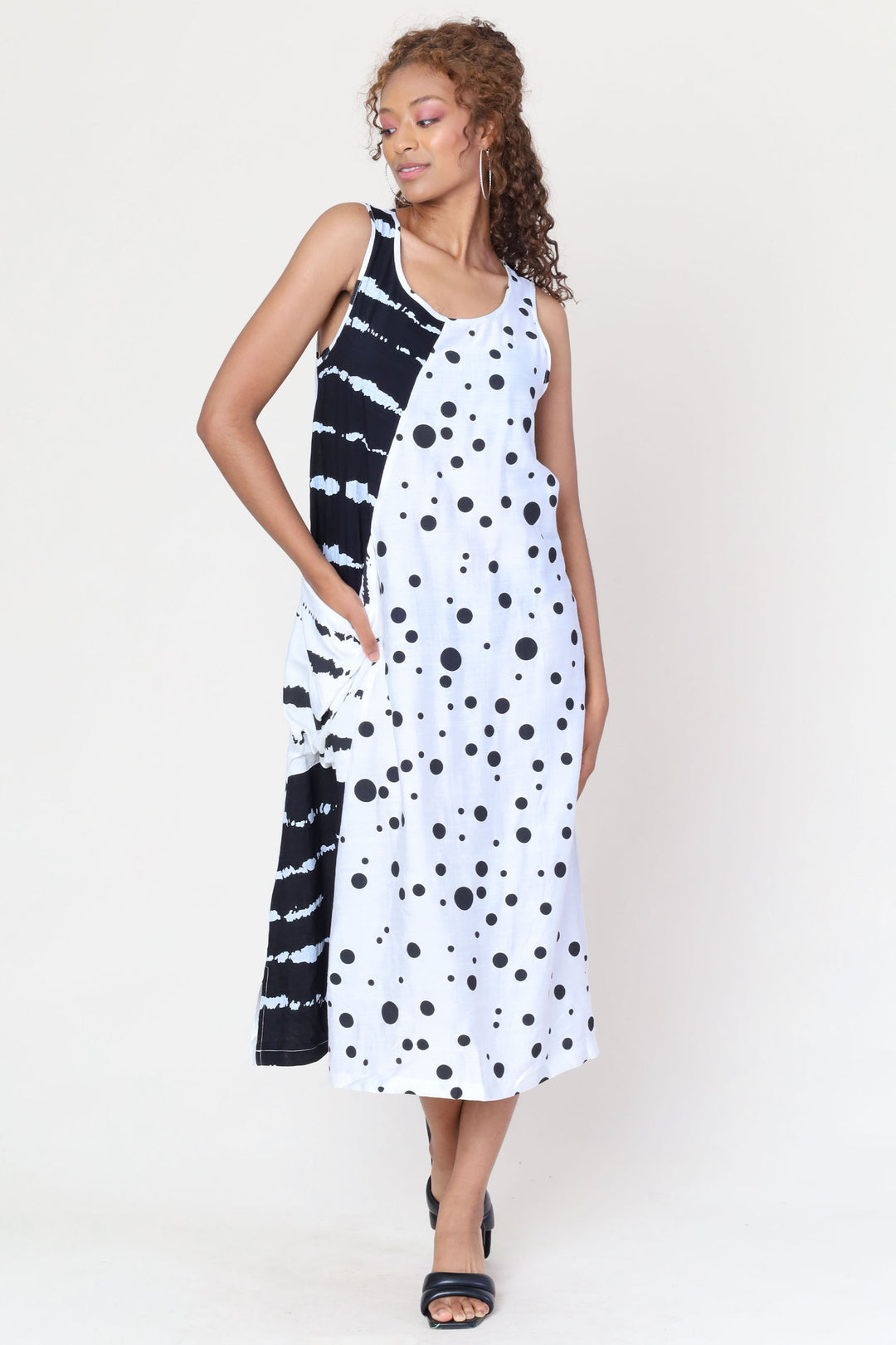 Fashion Concepts Summer 2024 Crafted with soft fabrics, this sleeveless dress with round neck and large pocket on the side is sure to keep you cool and comfortable on warmer days.