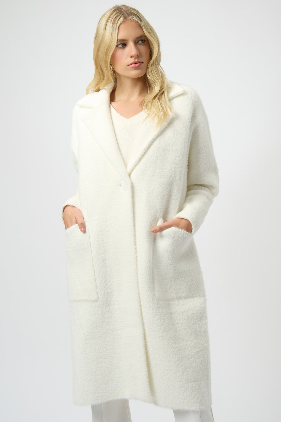 Joseph Ribkoff Fall 2025 
 The wide classic collar with pearls and clean, elegant design make this coat a timeless addition to your Winter wardrobe. Its straight fit creates a sleek silhouette, while the single button closure adds a touch of sophistication. 