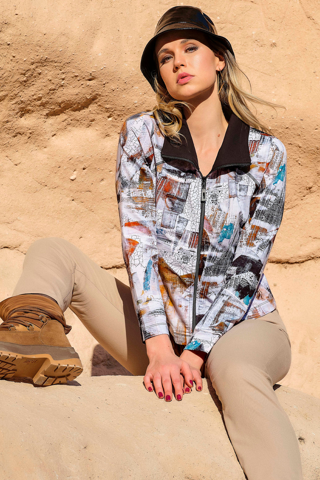 This light piece features a beautiful Kamiros print, two front pockets and a high neckline. With its front zip fastening, you'll never have to sacrifice style for comfort. 