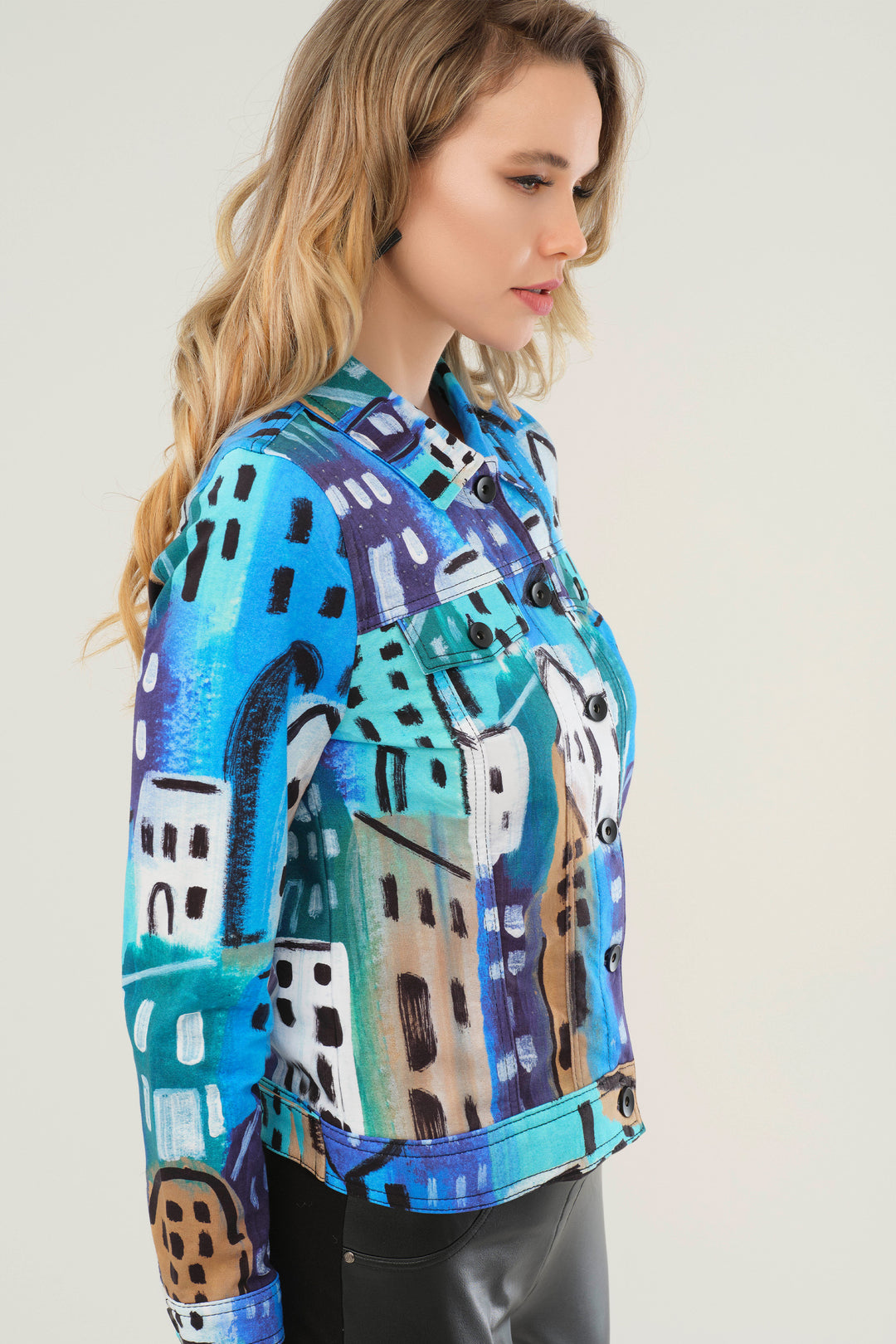 Featuring a wonderful print jean style, faux breast pockets, clear rhinestone detailing, a collar and front buttons and cuffs, this jacket oozes both sophistication and edge. 