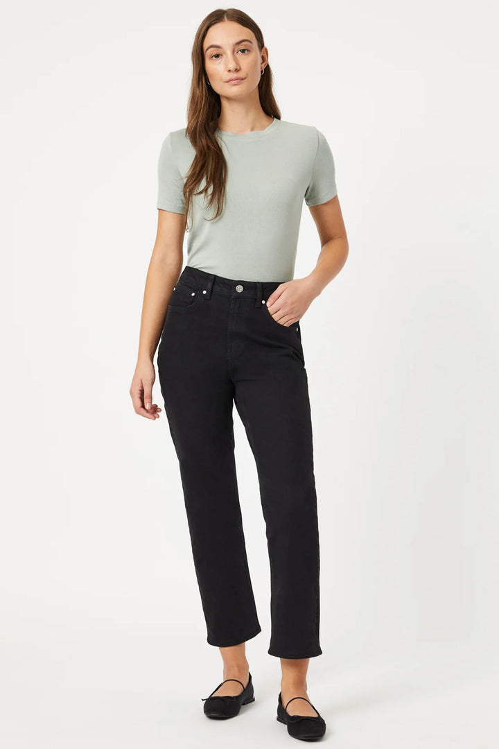 Mavi Fall 2024  Made with medium stretch and a high-rise four-pocket design, these cropped length jeans offer a standard to relaxed straight fit for a flattering look. 