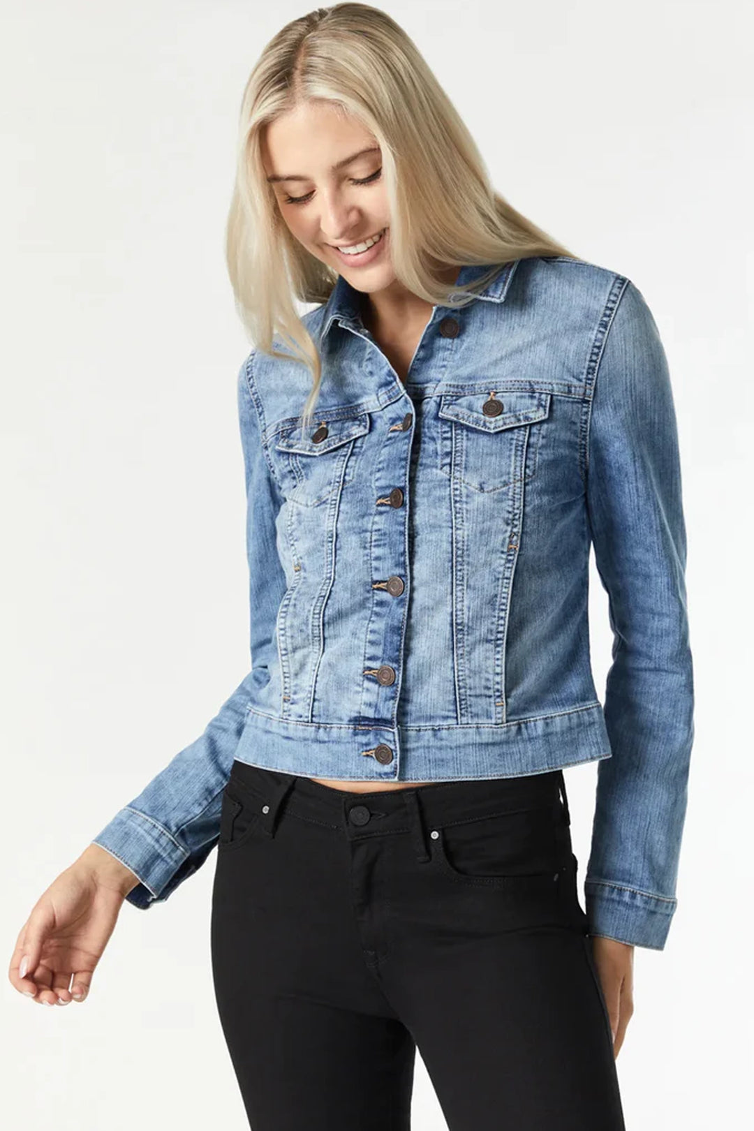 Mavi Spring 2024 This classic denim jacket boasts a slim fit with a cropped hem length, perfect for layering. 