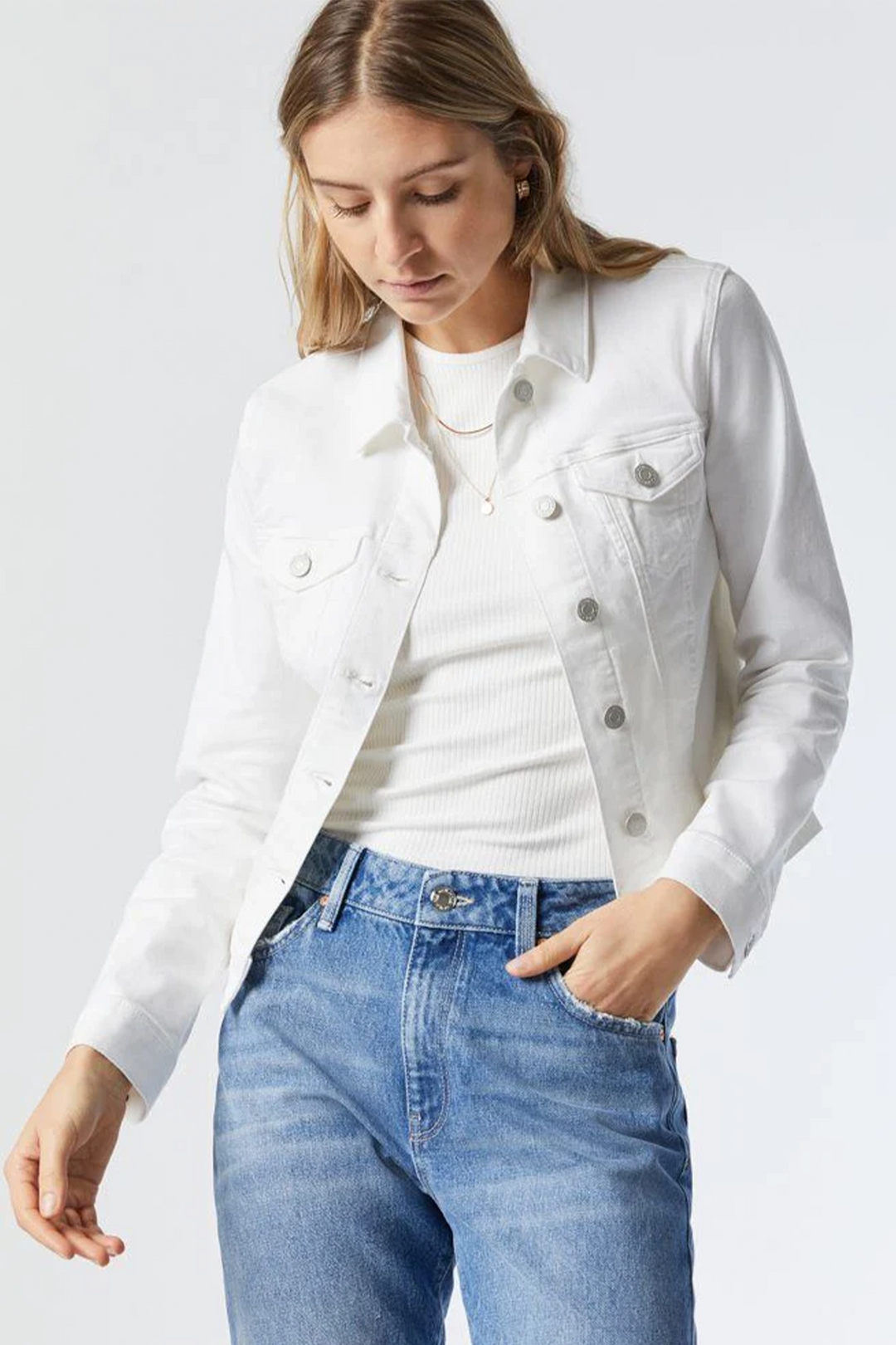 Mavi Spring 2024 This classic denim jacket boasts a standard fit with a cropped hem length, perfect for layering. 