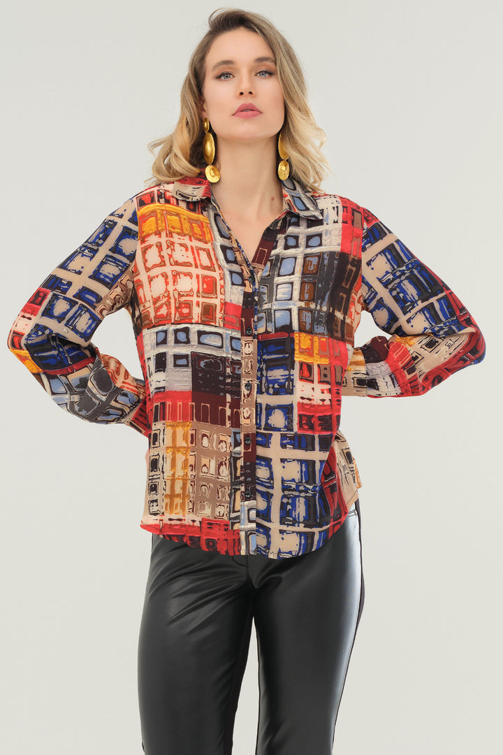 Look stunning and sophisticated in the Vibrant Manhattan Blouse! Featuring a V-neckline with a collar, front button fastening and colourful all-over print.