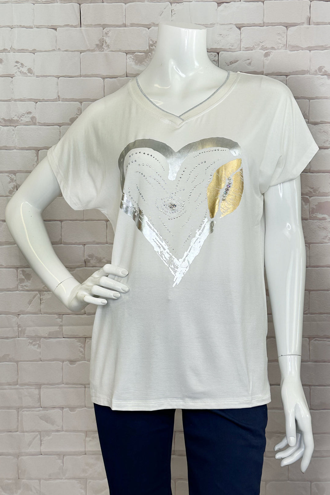 Ness Spring 2024 The soft cut v-neck and short sleeves make it easy and comfortable to wear, while the cute metallic heart and kiss print on the front adds a touch of fun and playfulness to any outfit.