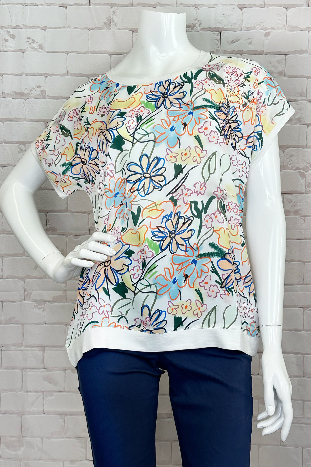Ness Spring 2024 The round neckline and short sleeves make it easy and comfortable to wear, while the colourful and dazzling spring floral print on the front adds a touch of fun and playfulness to any outfit.