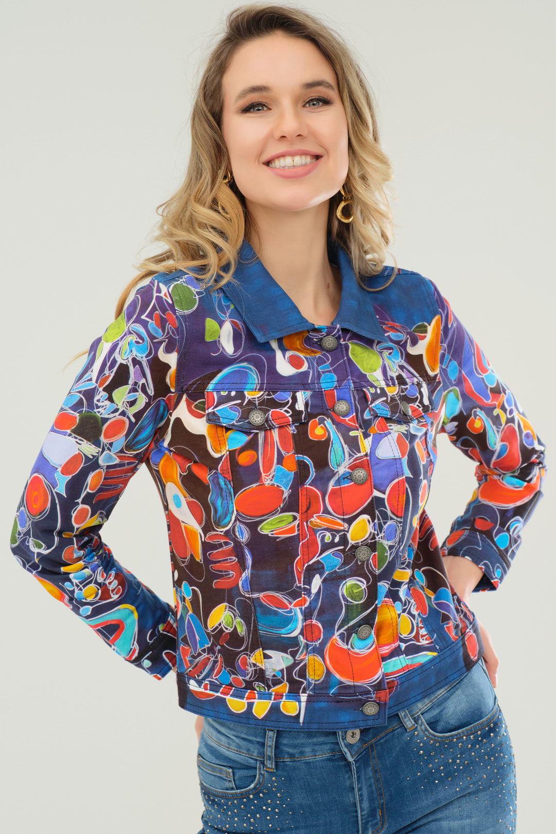 It features a distinctive bold collar, two faux pockets and cuff buttons on the full length sleeves. 