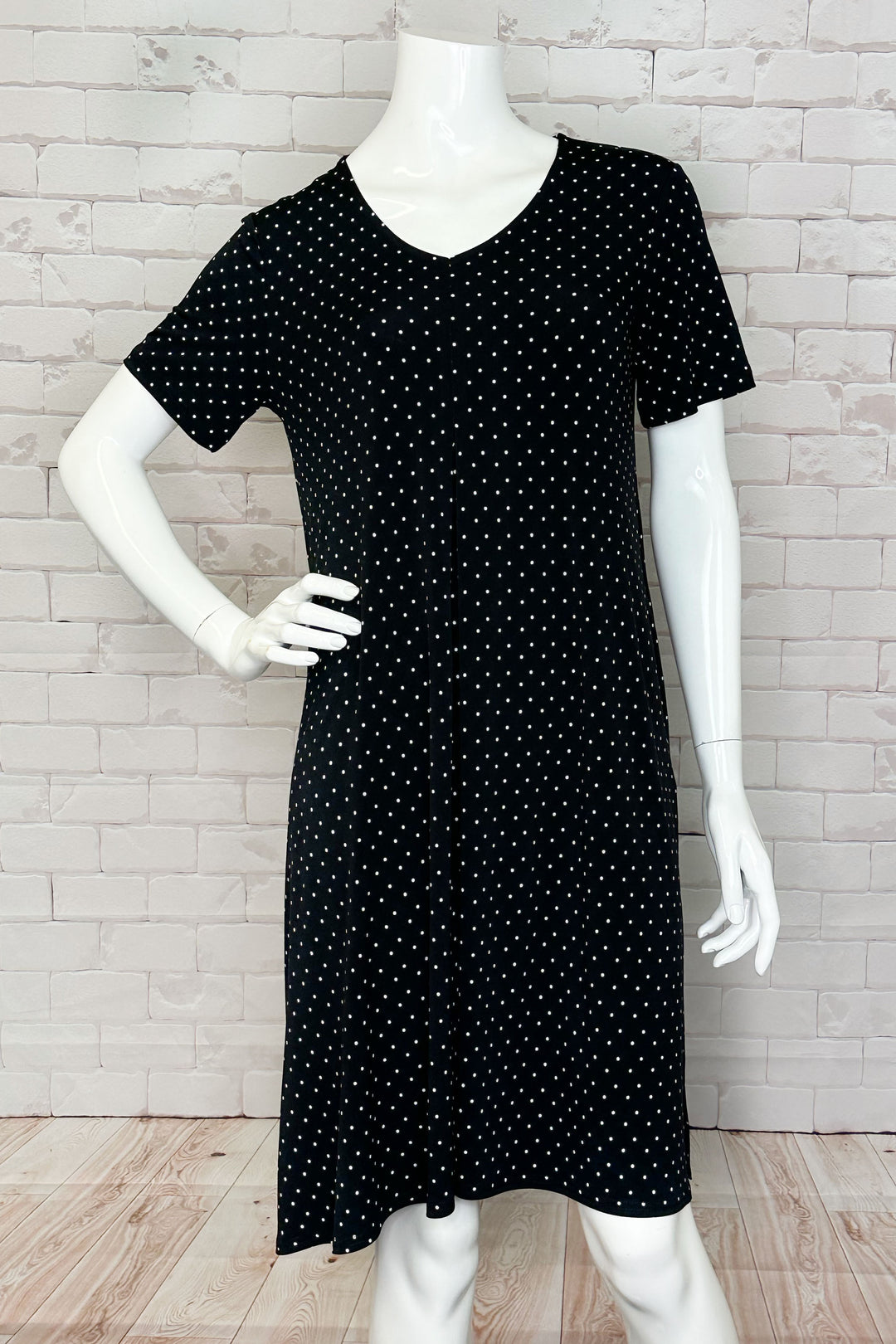 Aldila Summer 2024 This lovely midi dress features a light and airy hem, sleek short sleeves and a nice v-neck for a touch of sophistication. 