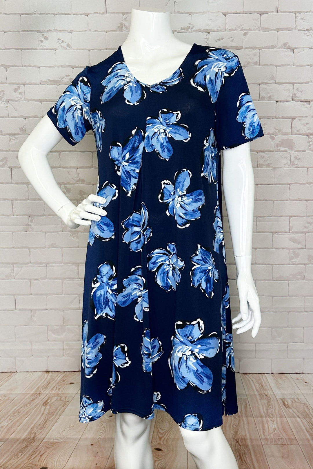 Aldila Summer 2024 This lovely midi dress features a light and airy hem, sleek short sleeves and a nice v-neck for a touch of sophistication.