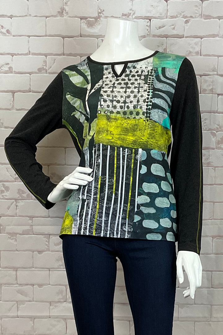 Dolcezza Fall 2024 A stunningly bright and bold front print, keyhole neckline, side hem splits and full length contrast black sleeves combine to deliver a vibrant yet comfortable top made from a luxuriously stretchy fabric.