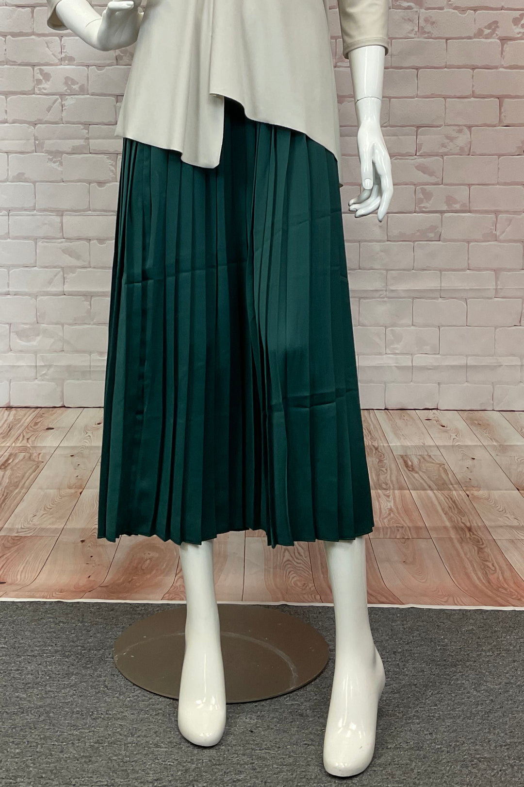 B. Young Fall 2024  The midi length and classic pleated pattern exude grace, while the rich dark green shade adds a touch of sophistication. 