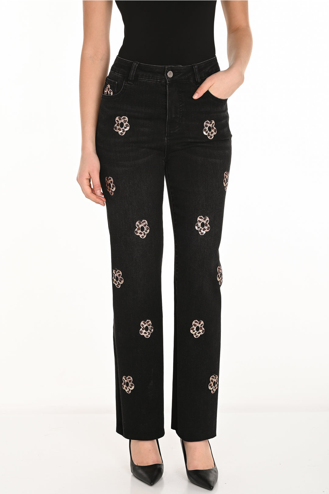 Frank Lyman Fall 2025 
Embrace effortless style with these straight leg jeans featuring a charming floral design. Crafted from a soft cotton blend with woven denim, they offer a comfortable mid-rise fit that shapes your silhouette from standard to slim.