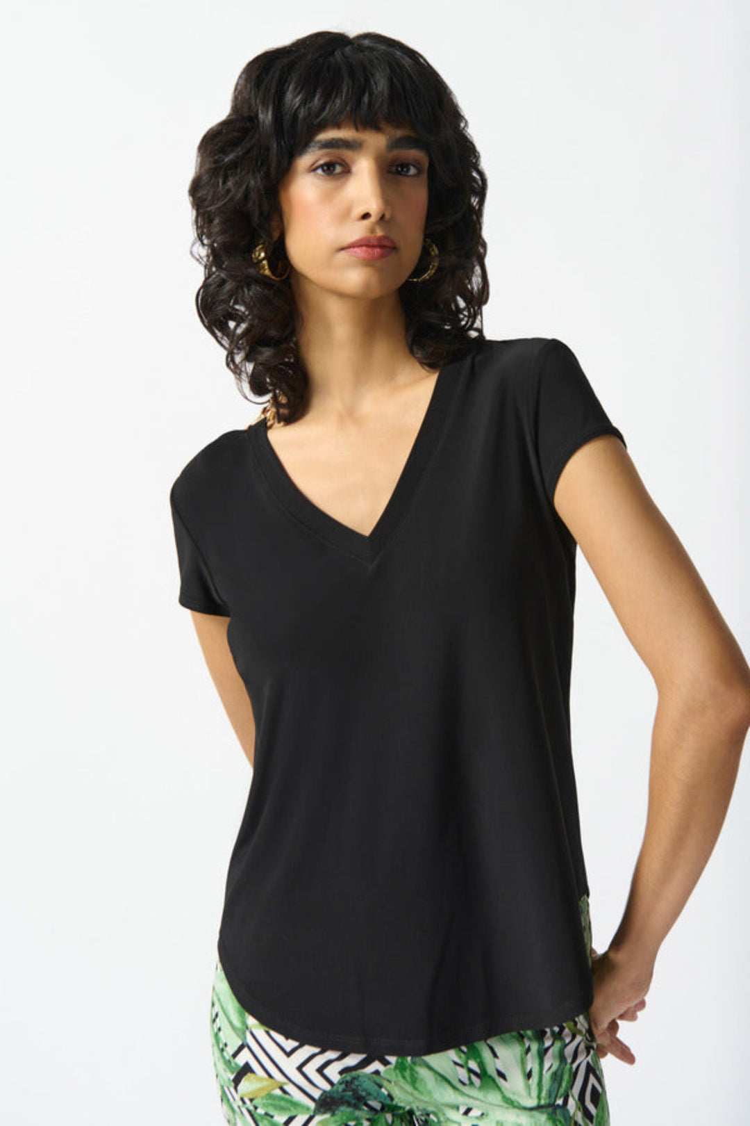 Joseph Ribkoff Summer 2024 Elevate your wardrobe with our V-neck top, featuring a star-quality link detail at the shoulder! Its simple, sharp cut and lightweight jersey fabric make it anything but ordinary.